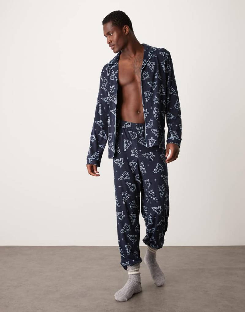 Urban Threads - Polyester-Pyjama mit langärmligem Hemd und Hose in Blau mit Weihnachtsbaummuster-Bunt von Urban Threads