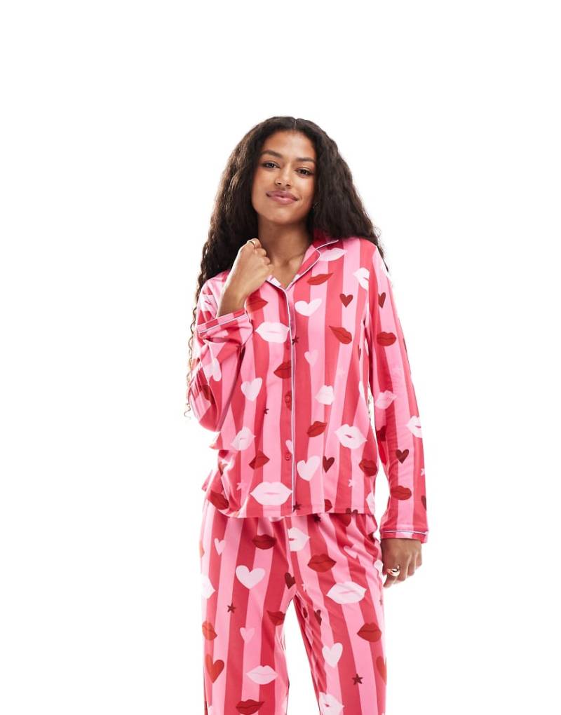 Urban Threads - Pyjama aus langärmligem Hemd mit Reverskragen und Hose, mit rosa Herzchenmuster von Urban Threads