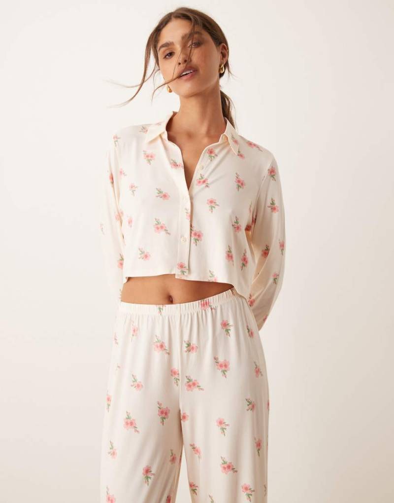 Urban Threads - Pyjama in gebrochenem Weiß mit Blümchenmuster aus langärmligem, kurzem Hemd mit Knopfleiste und Hose mit Boxershorts-Bund von Urban Threads