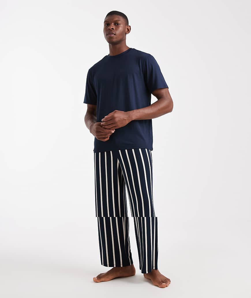 Urban Threads - Pyjama in gestreiftem Marineblau, bestehend aus T-Shirt und Hose Urban Threads - Pyjama in gestreiftem Marineblau, bestehend aus T-Shirt und Hose von Urban Threads