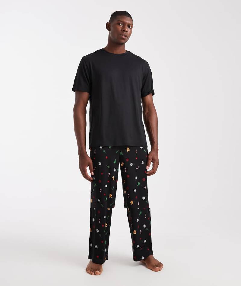 Urban Threads - Pyjama mit Weihnachtsmuster, bestehend aus T-Shirt und Hose-Bunt von Urban Threads