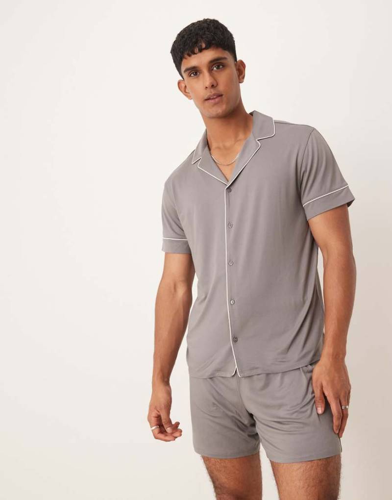 Urban Threads - Set aus Polyester in Anthrazit mit kurzärmligem T-Shirt mit Polokragen und Shorts-Grau von Urban Threads