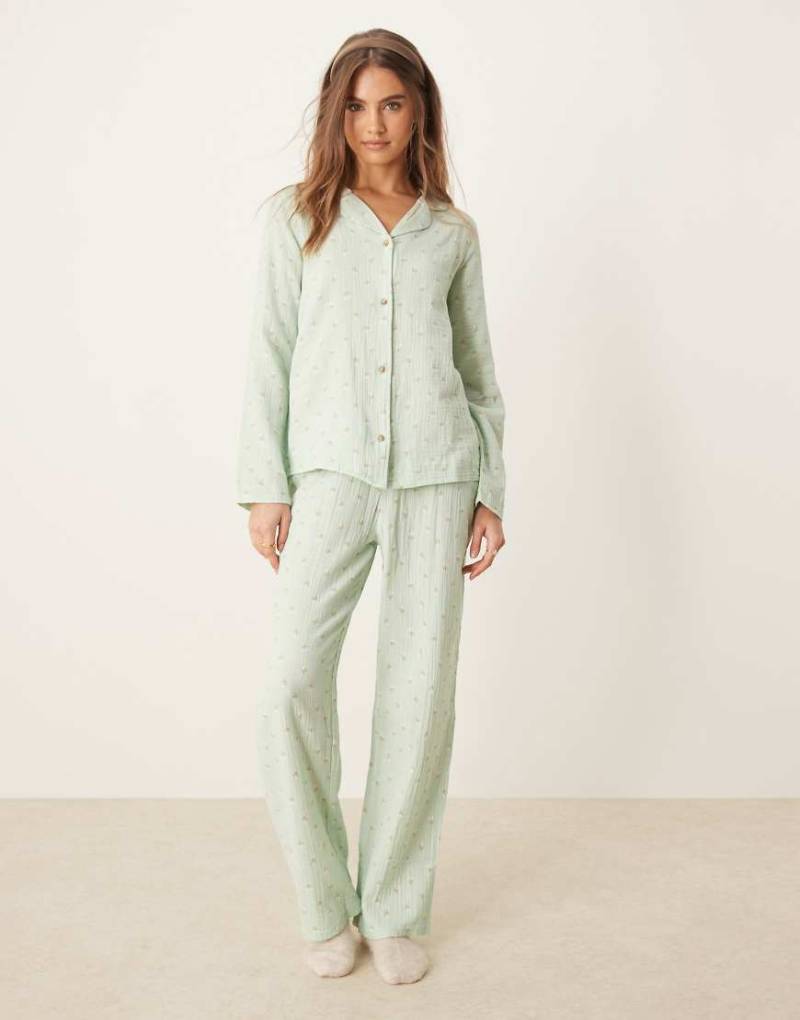 Urban Threads - Strukturierter Pyjama mit Blumenmuster in Grün und langärmligem Oberteil mit Reverskragen und Hose von Urban Threads