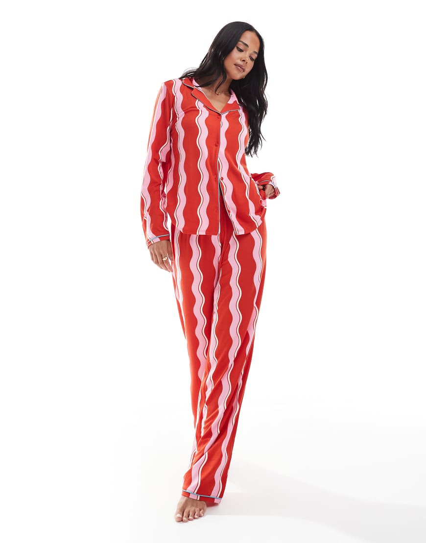 Urban Threads - Weihnachten - Pyjama in Rot mit welligem Streifenmuster, aus langärmligem Hemd mit Reverskragen und Hose von Urban Threads