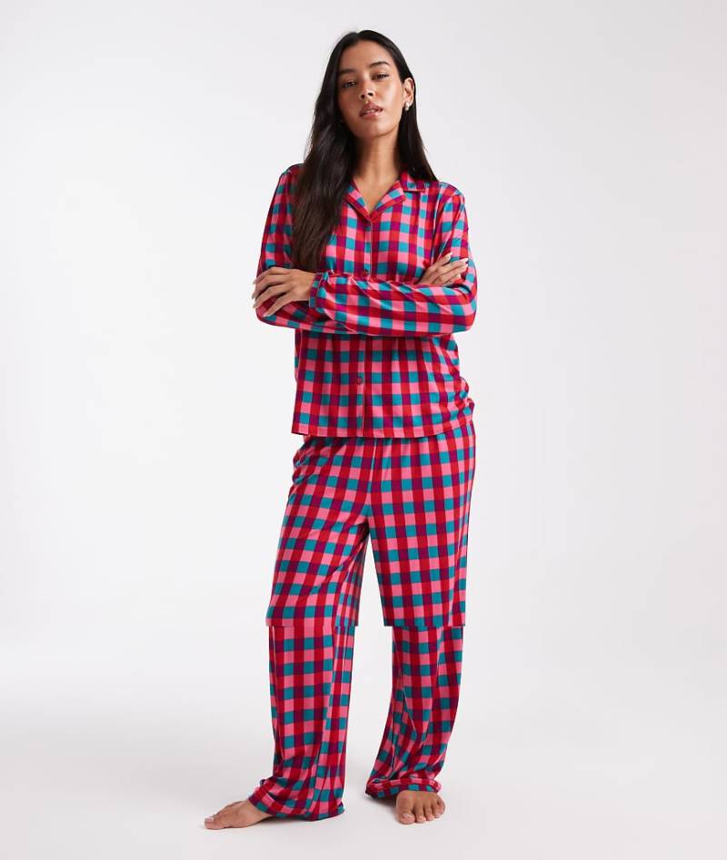 Urban Threads - Weihnachten - Pyjama in kariertem Rot, aus langärmligem Hemd mit Reverskragen und Hose von Urban Threads