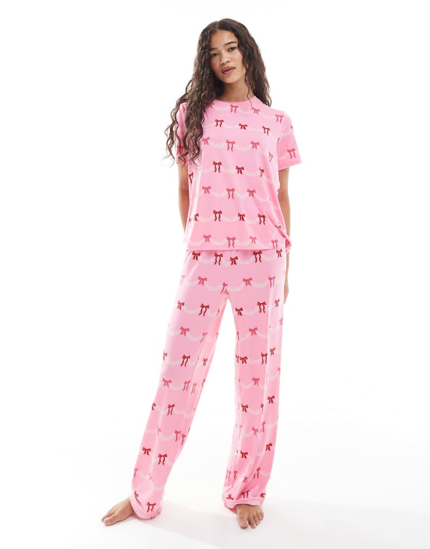 Urban Threads - Weihnachten - Pyjama mit weihnachtlichem Schleifenprint, aus kurzärmligem Hemd mit Reverskragen und Hose-Rosa von Urban Threads