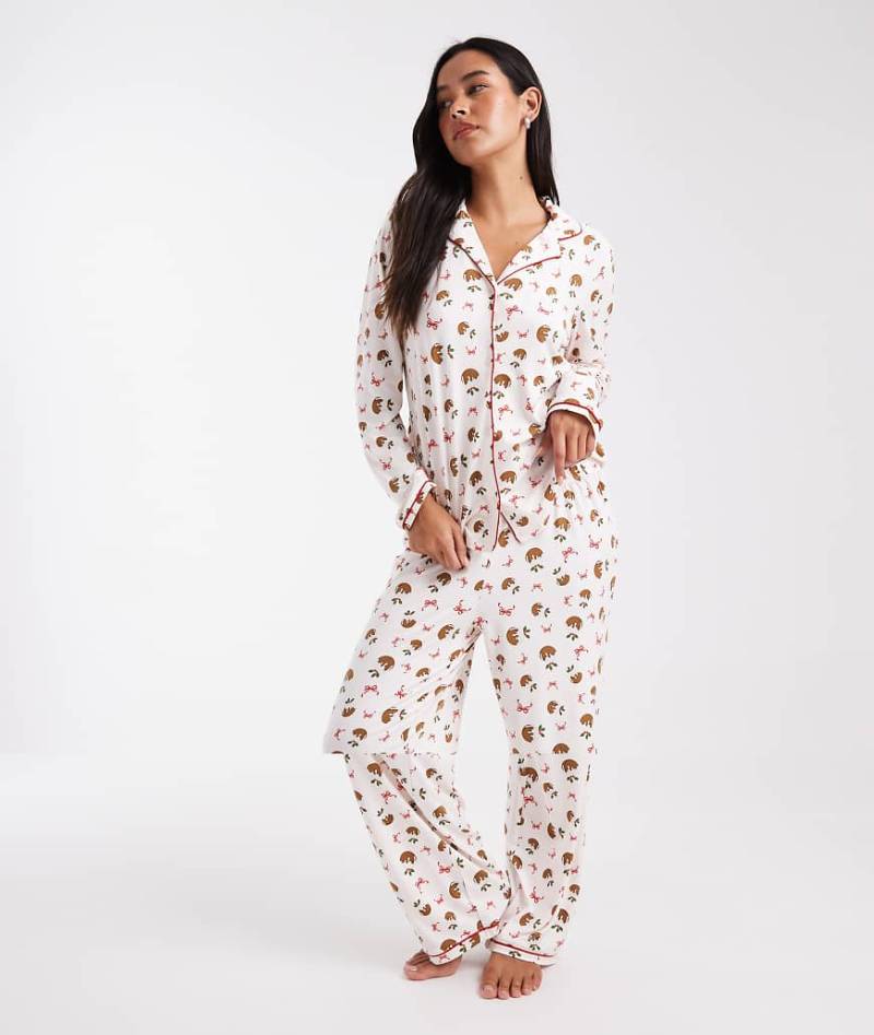 Urban Threads - Weihnachtliches Pyjama-Set, bestehend aus langärmligem Oberteil mit Reverskragen und Hose mit Christmas-Pudding-Print-Weiß von Urban Threads