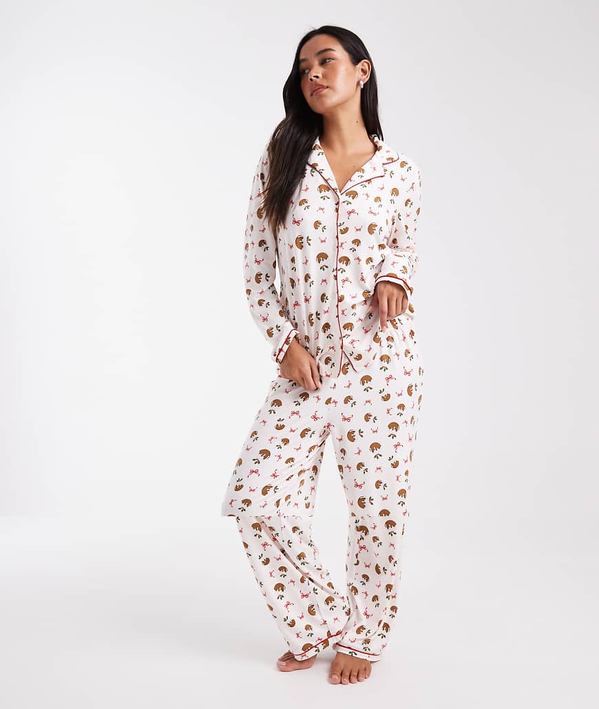 Urban Threads - Weihnachtliches Pyjama-Set, bestehend aus langärmligem Oberteil mit Reverskragen und Hose mit Christmas-Pudding-Print-Weiß von Urban Threads