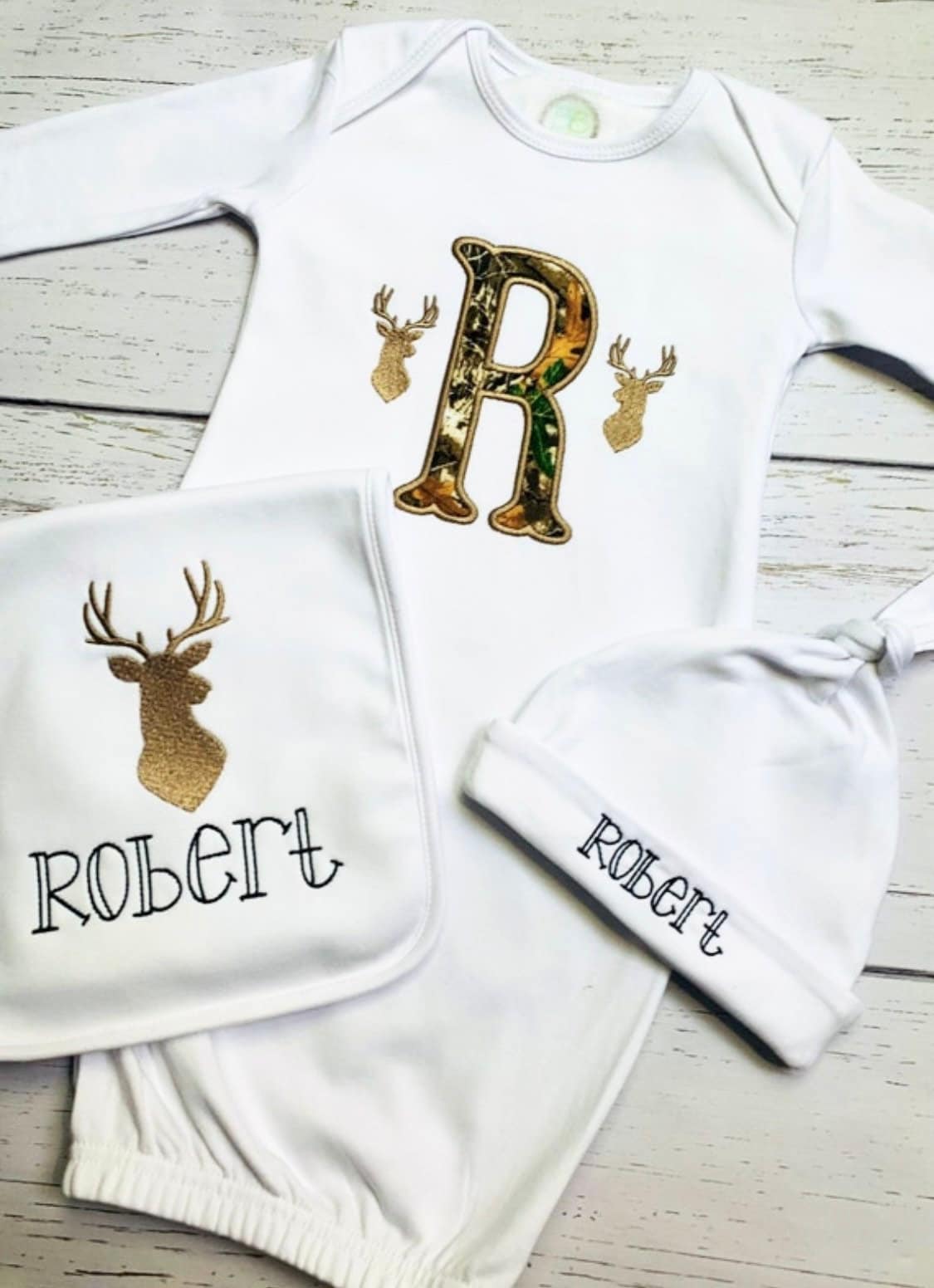 Baby Boy's 3-Teiliges Personalisiertes Besticktes Reh-Jagd-Outfit, Neugeborenen-Tarnung Deer-Coming-Home-Set, Neugeborenes Kleid, Baby-Lätzchen von UrbanBlueberry