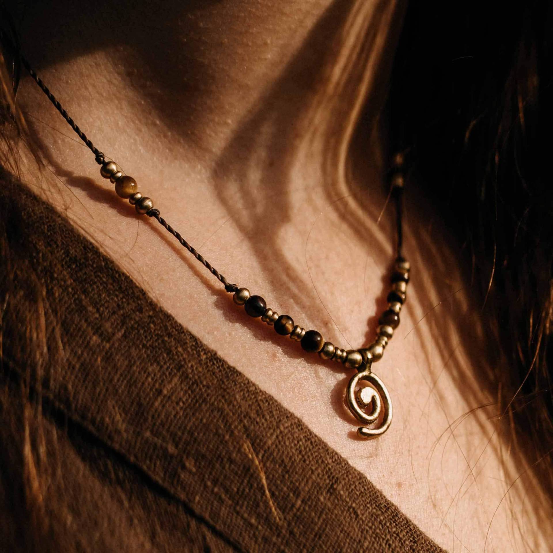 Halskette Lyvoria // Gold, Tigerauge, Spirale, Bedeutung, Spirituell von UrbanBohoCraft