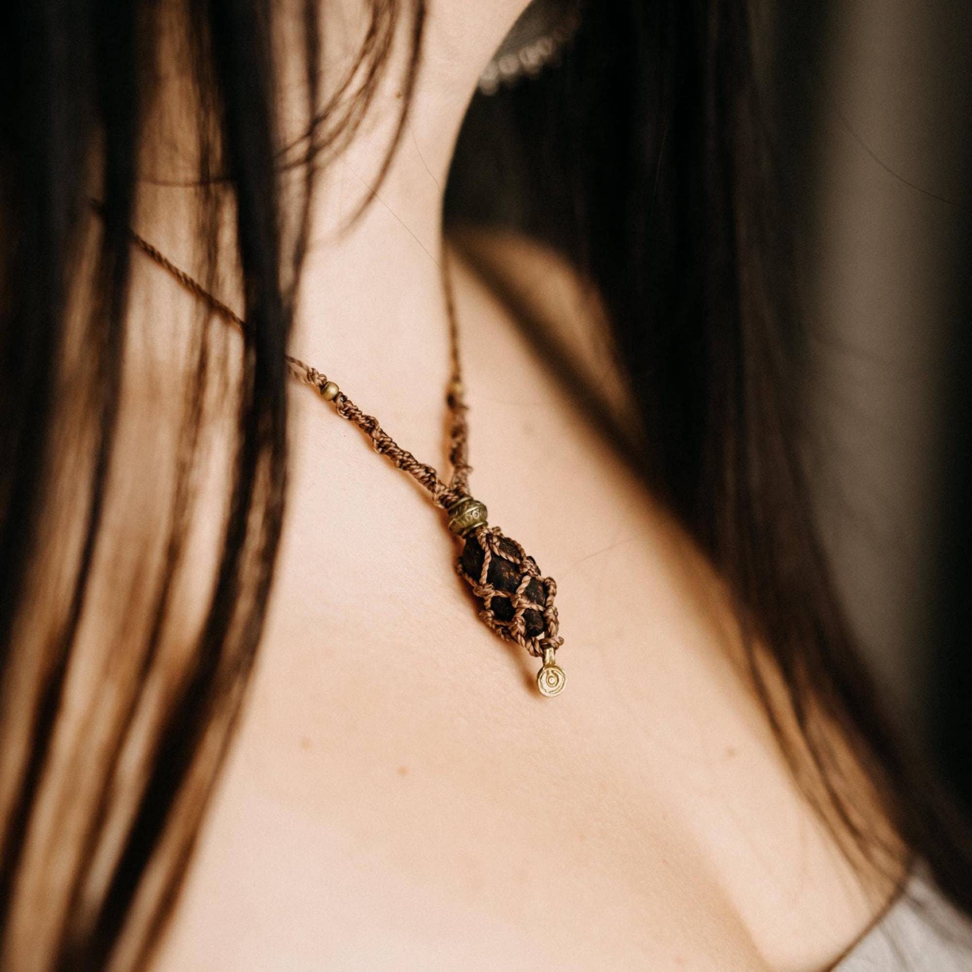 Kakao-Amulett // Kakaobohne, Eingefasste Bohne, Makramee, Handgemacht, Spirituell, Boho, Zeremonie, Rohkakao Kakao-Amulett // Kakaobohne, Eingefasste Bohne, Makramee, Handgemacht, Spirituell, Boho, Zeremonie, Rohkakao von UrbanBohoCraft