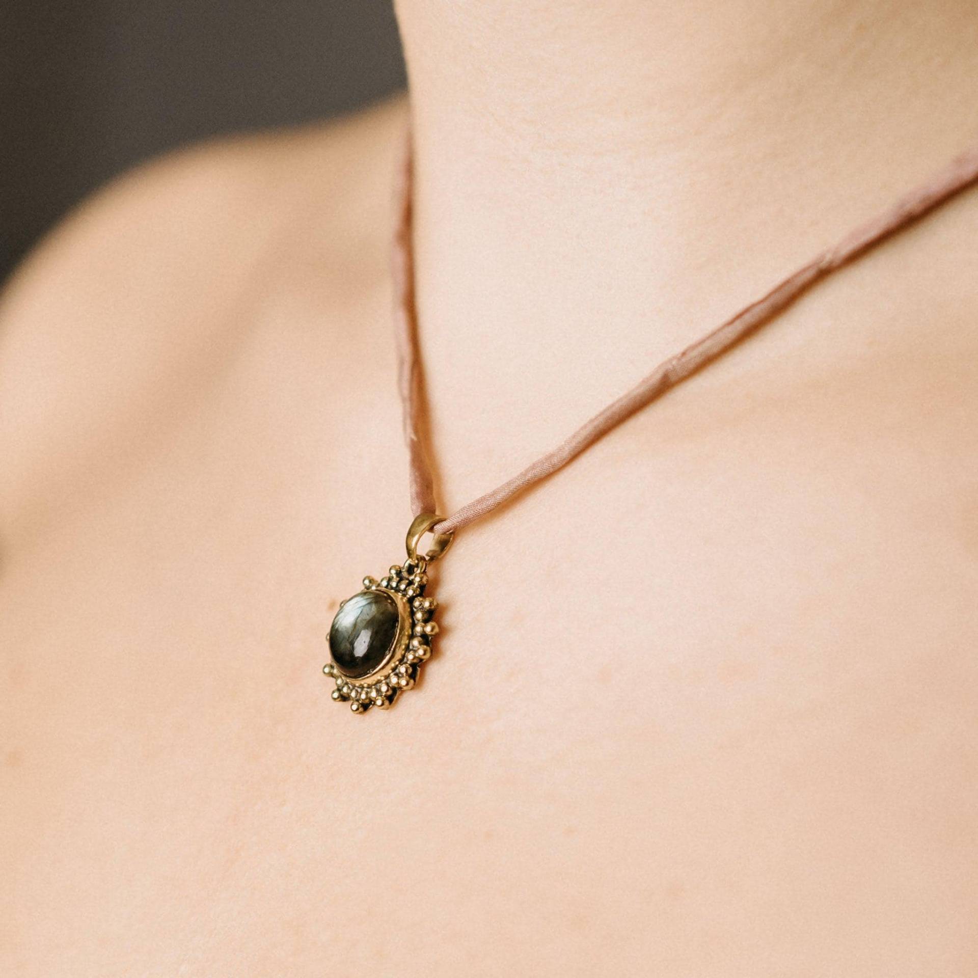 Kettenanhänger Deepa Labradorid Gold von UrbanBohoCraft