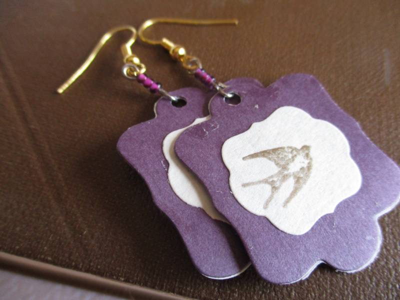 Vergängliche Fairytale Papier Statement Ohrringe Fliegende Schwalbe. Gold Geprägt Vogel Auf Würfel Geschnitten Violett Karton, Mit Rocailles von UrbanFairytaleDesign