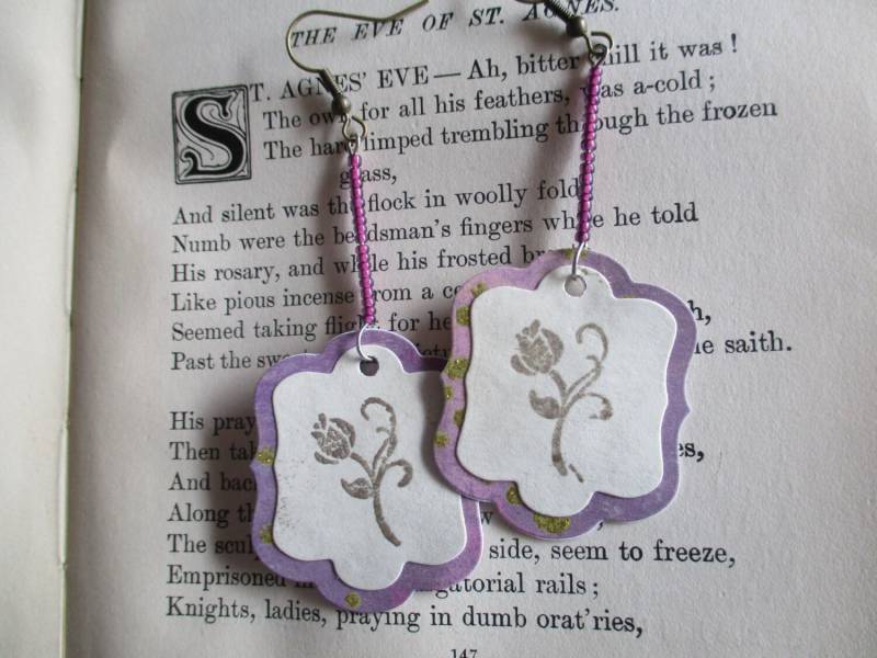 Vergängliche Fairytale Rose Papier Statement Ohrringe. Lila Gestanzte Karton, Gold Geprägt, Glasperlen. Hochzeits-Geschenk-Idee von UrbanFairytaleDesign