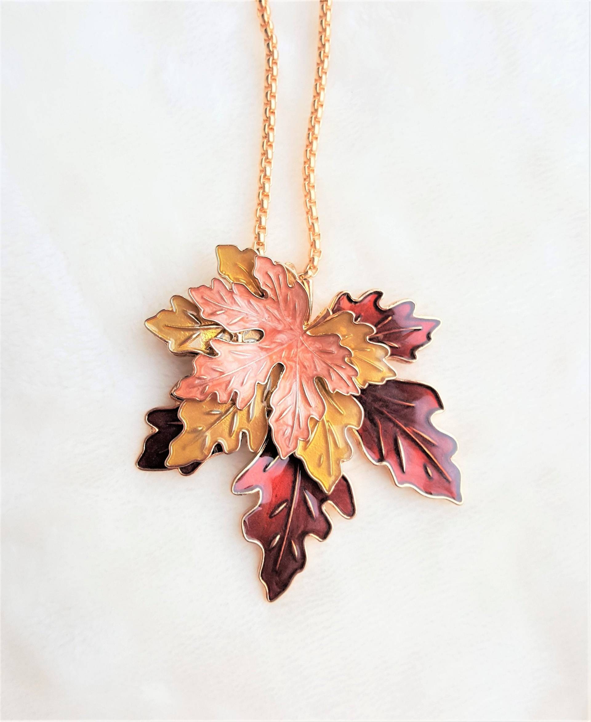 Emaille Ahornblatt Anhänger Halskette Herbstfarben, Lange Goldkette Emaille Ahornblatt Anhänger Halskette Herbstfarben, Lange Goldkette von UrbanFlairUS