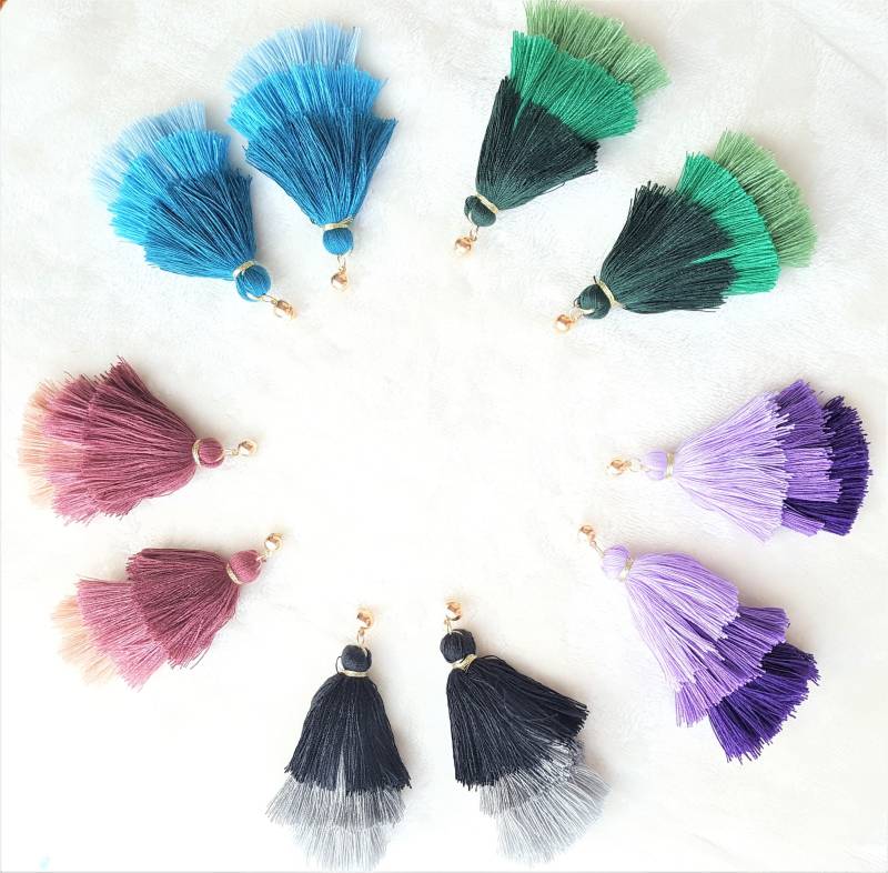 Geschichtete Quasten-Ohrringe Gold-Ton-Bolzen, Schicke Mode von UrbanFlairUS