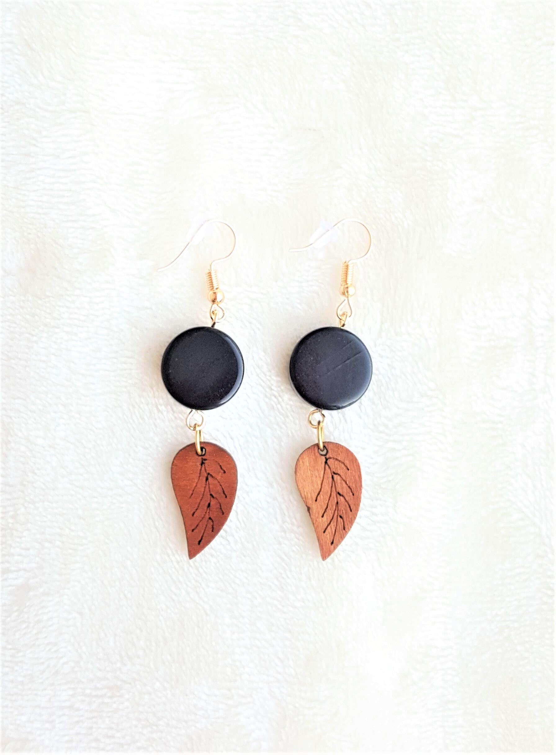 Holz Ohrringe Blatt, Schwarze Acrylperle Holz Ohrringe Blatt, Schwarze Acrylperle von UrbanFlairUS