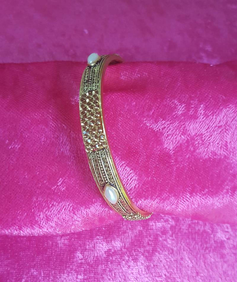 Vintage Geschnitzter Metall Armreif Faux Perle Strass Legierung Vintage Geschnitzter Metall Armreif Faux Perle Strass Legierung von UrbanFlairUS