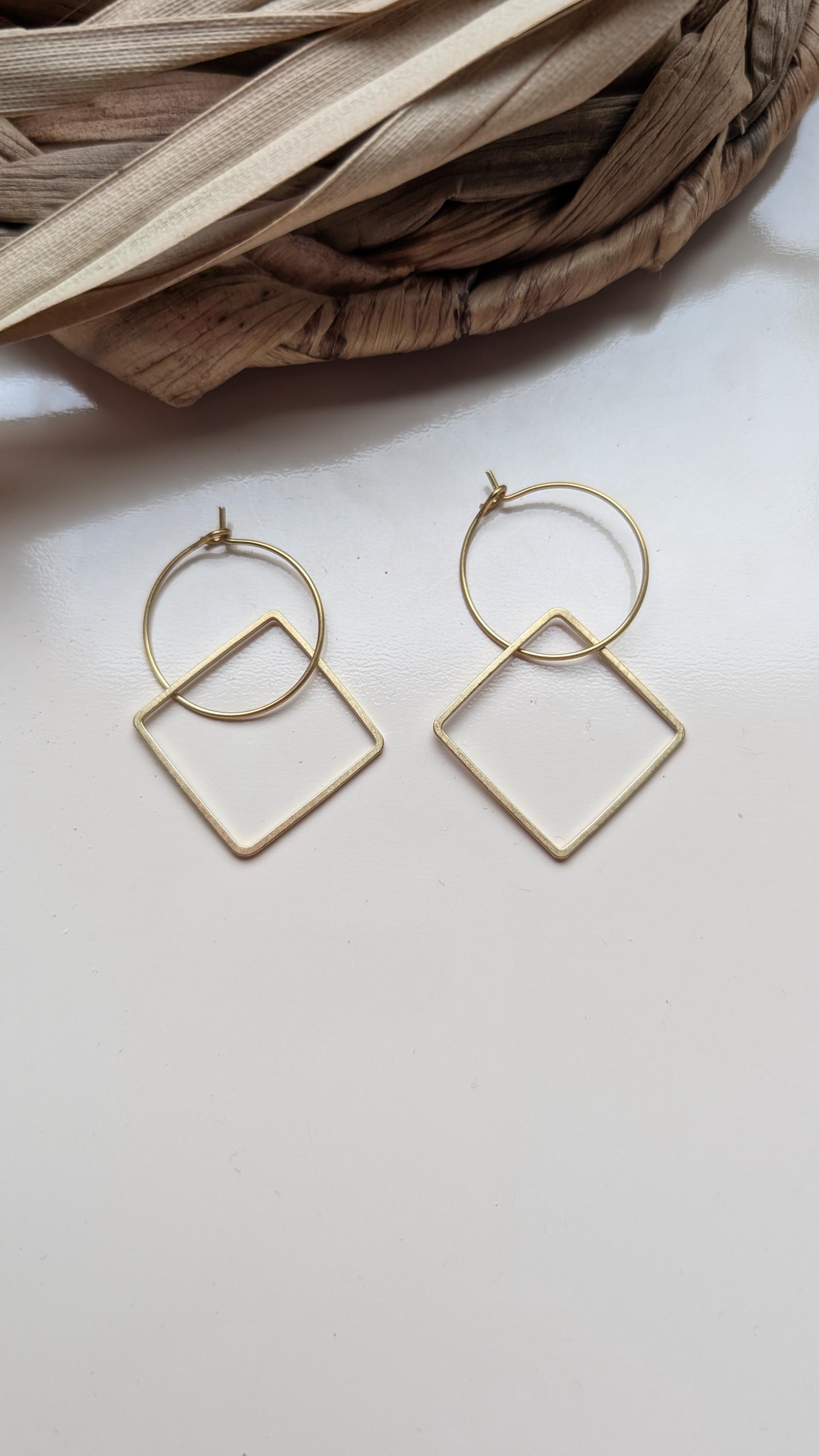 Creolen - Mit Anhänger Viereck, Creolen Klein, Goldfarben, Ohrringe von UrbanFoxBerlin