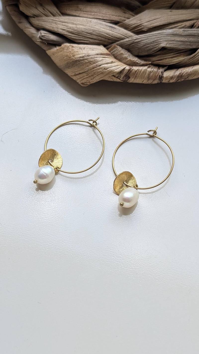 Creolen Mit Süßwasserperle, Creolen Perle, Creolen Stein, Messingohrringe, Ohrringe Hängend, , Hochzeitsschmuck, Vergoldet, Goldohrringe Creolen Mit Süßwasserperle, Creolen Perle, Creolen Stein, Messingohrringe, Ohrringe Hängend, , Hochzeitsschmuck, Vergoldet, Goldohrringe von UrbanFoxBerlin