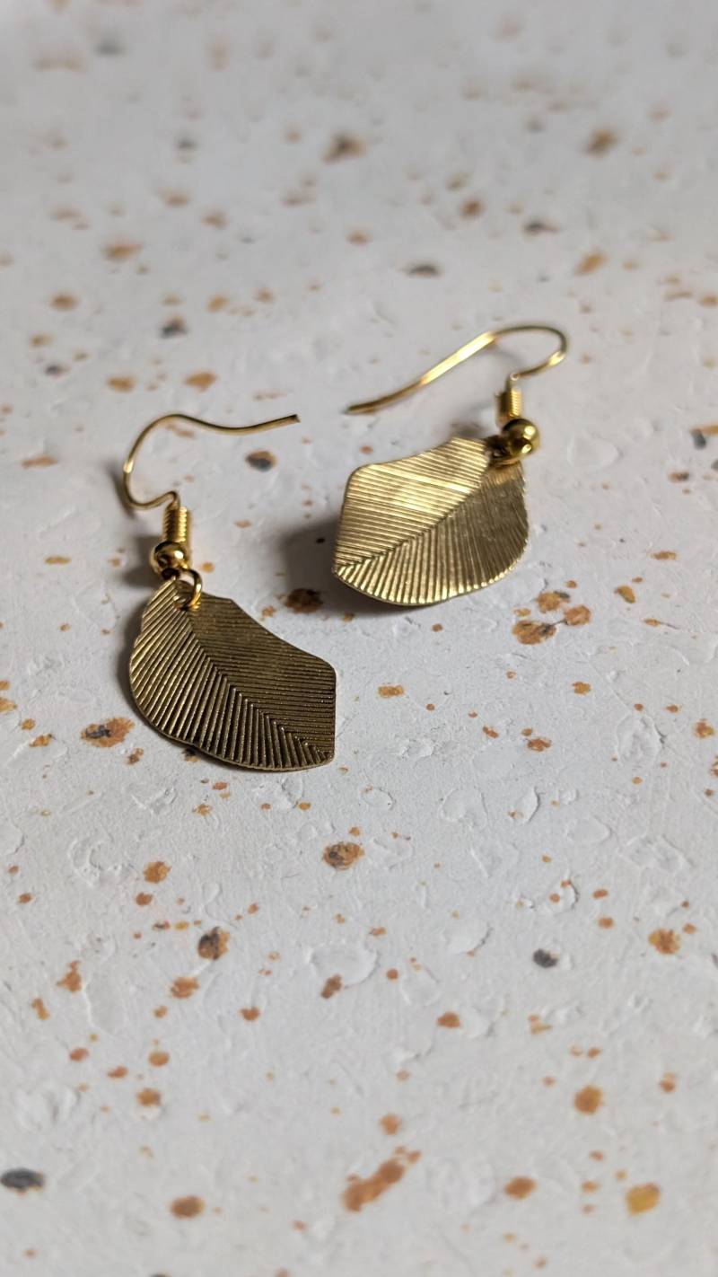 Feder-Blattohrringe Aus Messing, Hängerohrringe, Ohrringe Hängend Im Ohrläpchen, Kleine Ohrringe von UrbanFoxBerlin