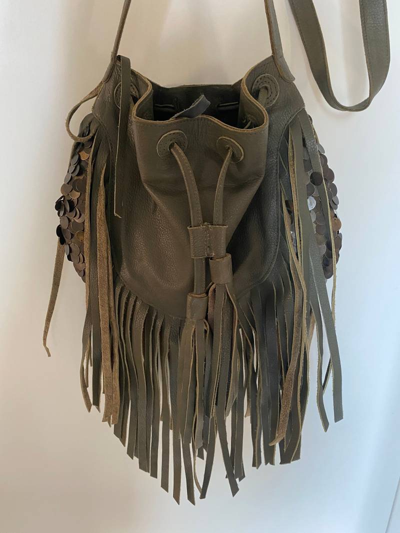 Designer Handgefertigte Leder Cleobella Crossbody Fransen Handtasche Hunter Green Mit Metallic Bronze Seitlich, Mint Cond von UrbanGarageTreasures