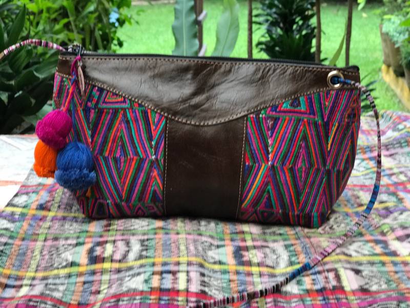 Kleine Tasche , Boho, Crossover Aus Leder Und Handgewebten Mayan Huipil Upcycled. Einzelstück von UrbanPath