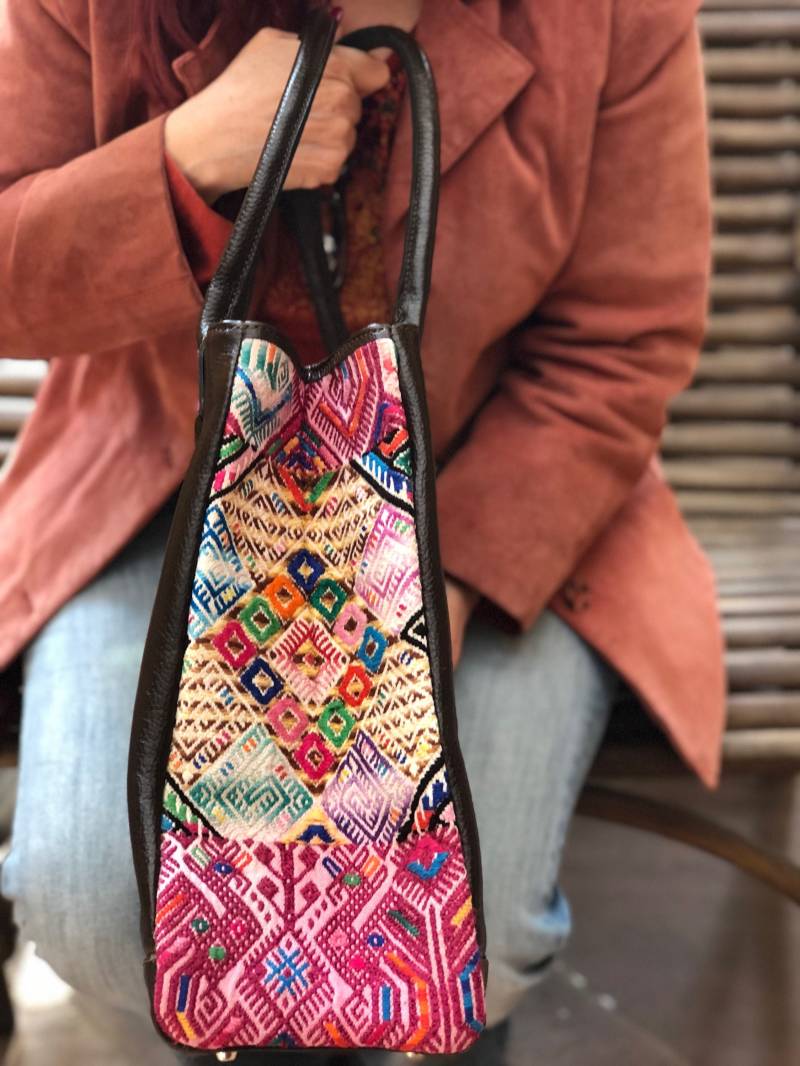 Ledertasche Aus Genarbtem Braunem Leder Und Handgewebtem Huipil Von Nahuala von UrbanPath