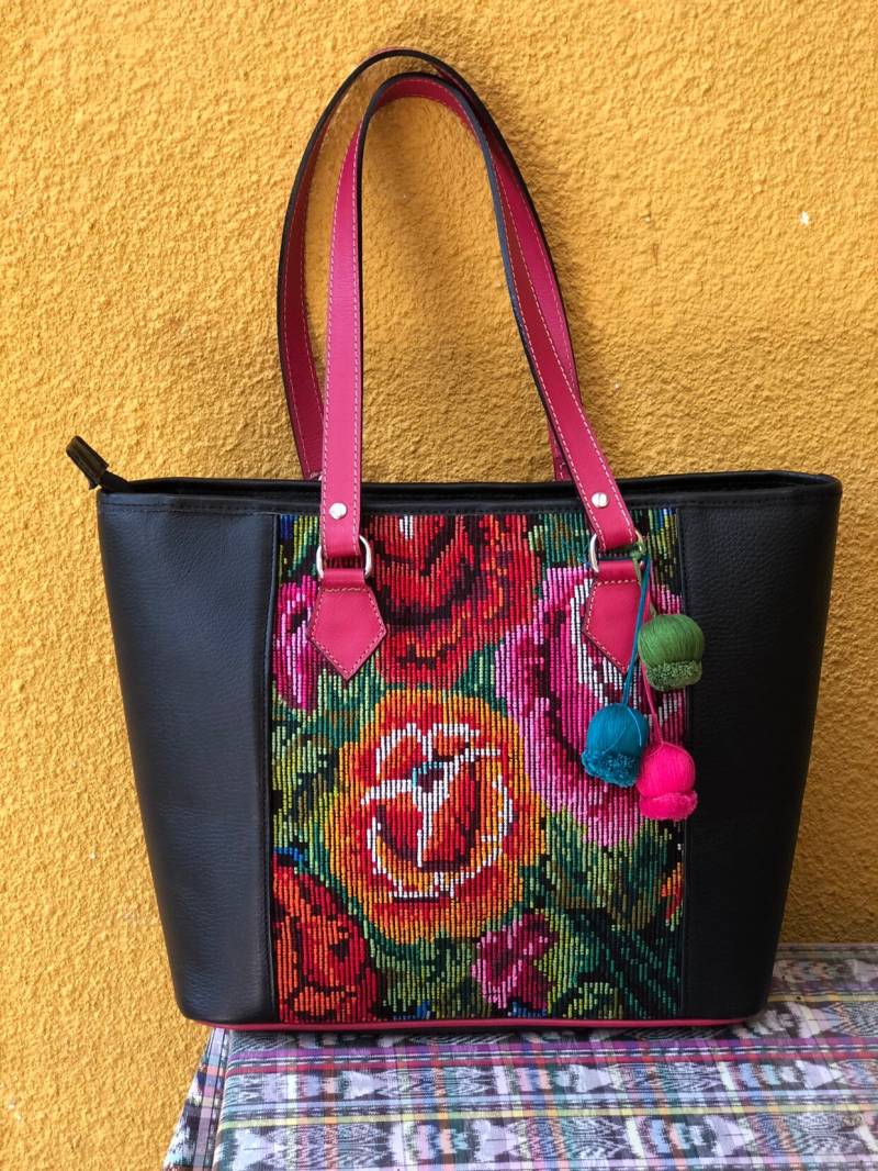Lederumhängetasche Schwarz Und Huipil Maya Aus Chichicastenango Lederumhängetasche Schwarz Und Huipil Maya Aus Chichicastenango von UrbanPath