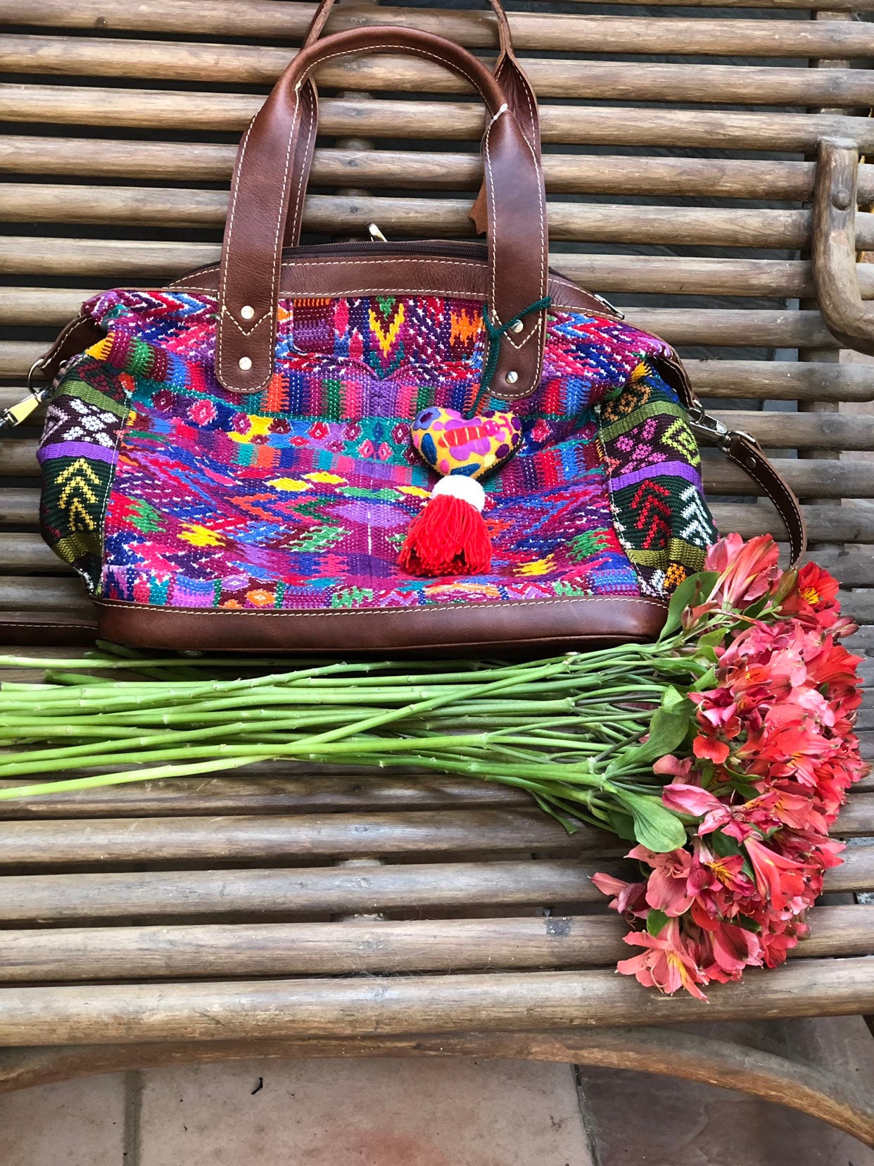 Mayan Huipil Leder Wandelbare Tasche Handgewebter Weekender von UrbanPath