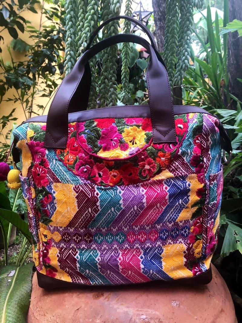 Mayan-Umhängetasche Aus Upcycled Huipil Von Chichicastenango-Riemen Zum Konvertieren in Rucksack Oder Crossover-Cdb von UrbanPath
