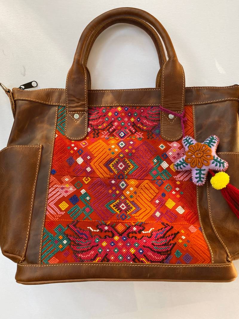 Upcycled Huipil Windeltasche Umwandelbare Tagestasche Aus Leder von UrbanPath