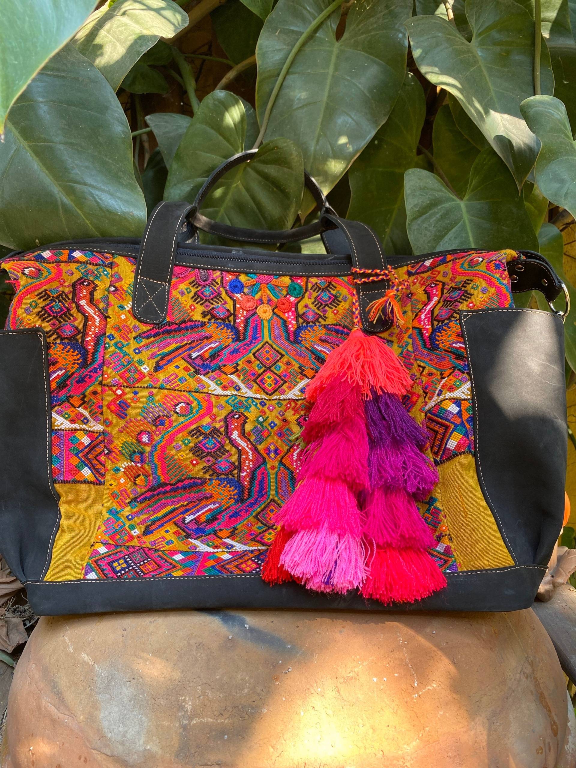 Weekender in Schwarz Aus Wildleder Von Chichi Und Handgefertige Mayan Huipil Tasche Leder Mit Peackok.boho Design von UrbanPath