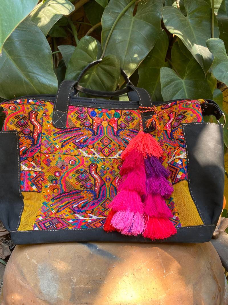 Weekender in Schwarz Aus Wildleder Von Chichi Und Handgefertige Mayan Huipil Tasche Leder Mit Peackok.boho Design von UrbanPath