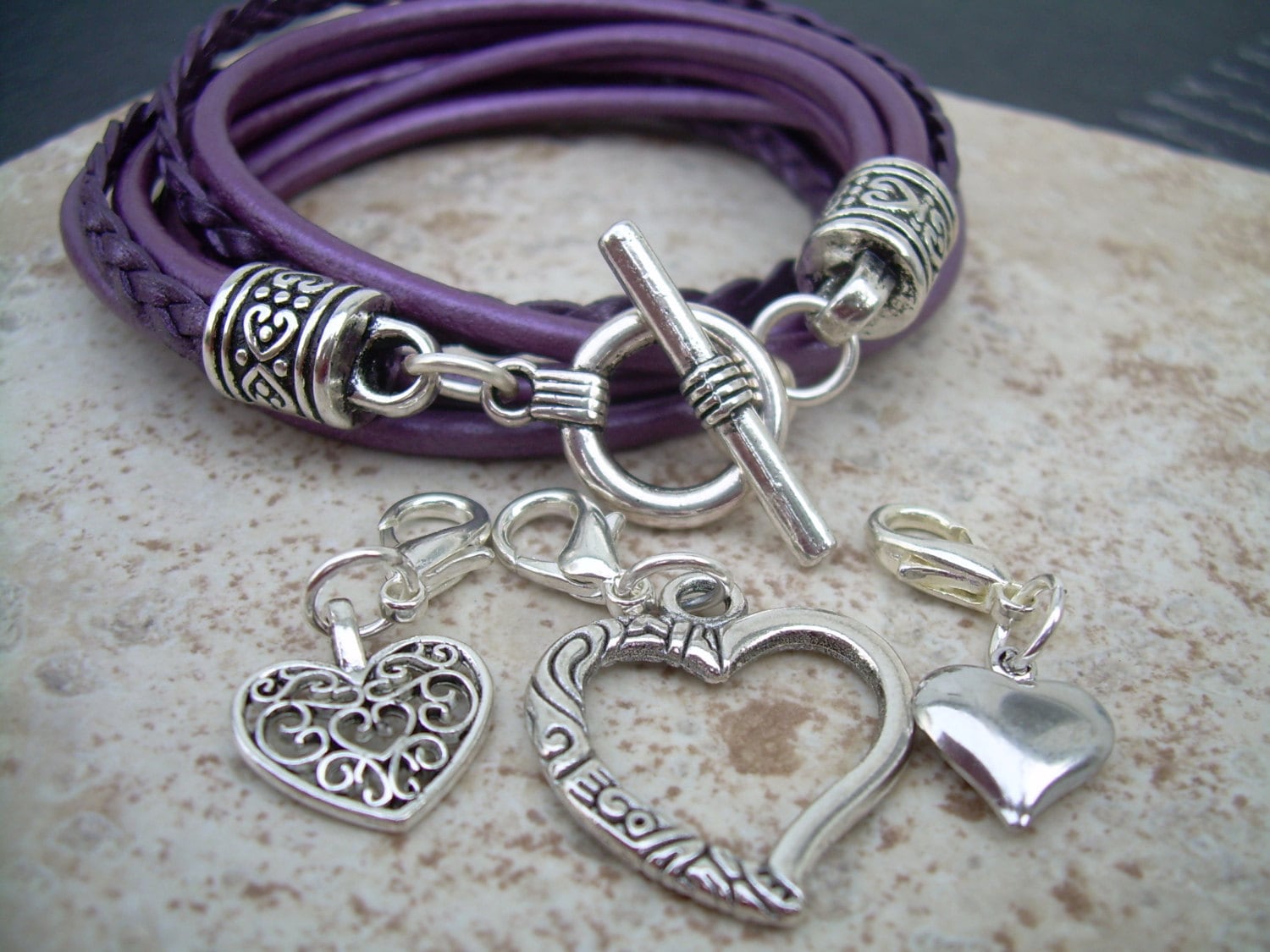 Herz Charm Armband, Leder Wrap Style, Purple Lovers Geschenk, Toggle Verschluss Verschluss, Geschenk Für Sie, Made in The Usa Herz Charm Armband, Leder Wrap Style, Purple Lovers Geschenk, Toggle Verschluss Verschluss, Geschenk Für Sie, Made in The Usa von UrbanSurvivalGearUSA