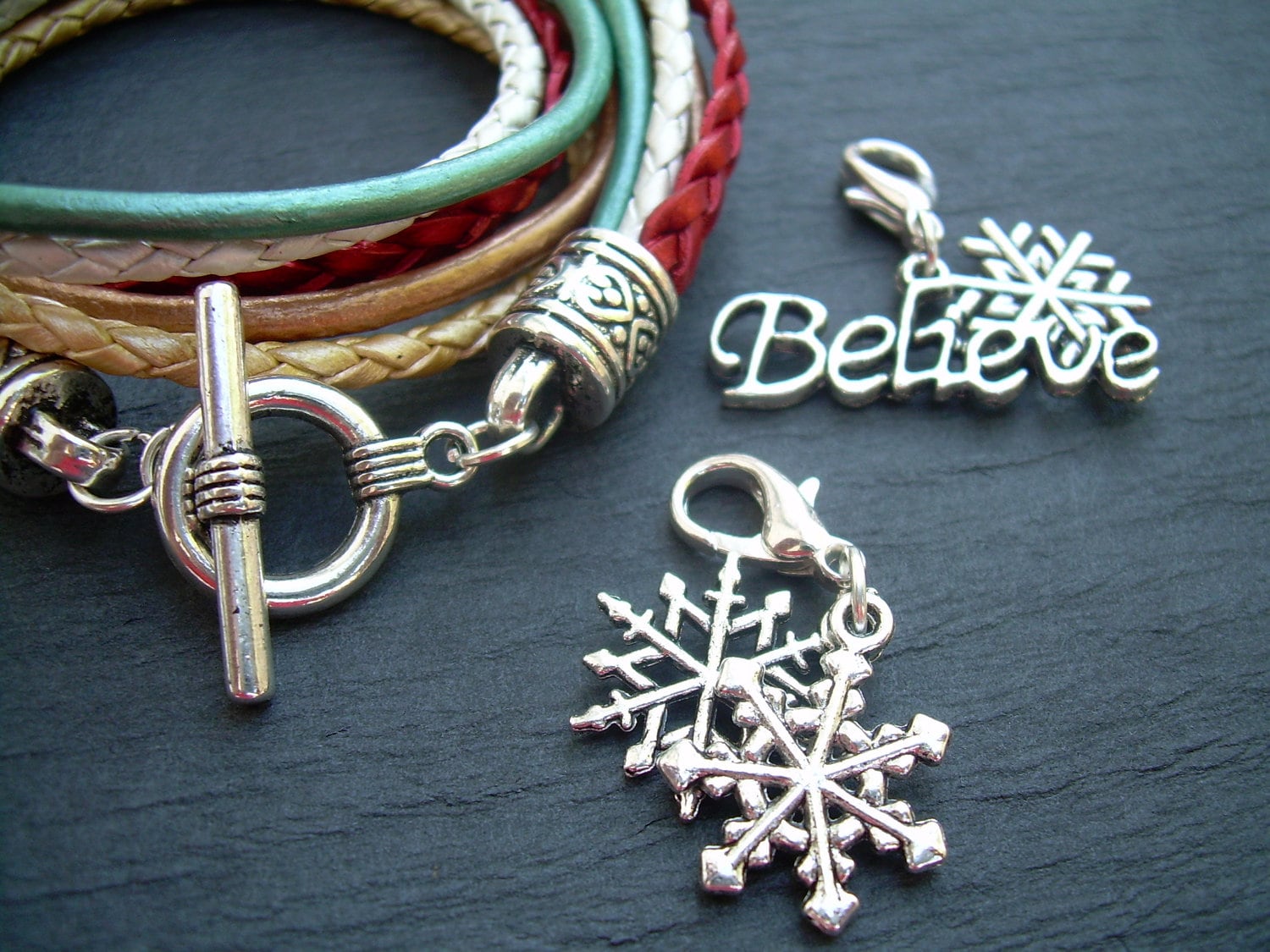 Weihnachts Charm Lederarmband Urlaub Schneeflocke Schmuck, Gastgeschenk von UrbanSurvivalGearUSA