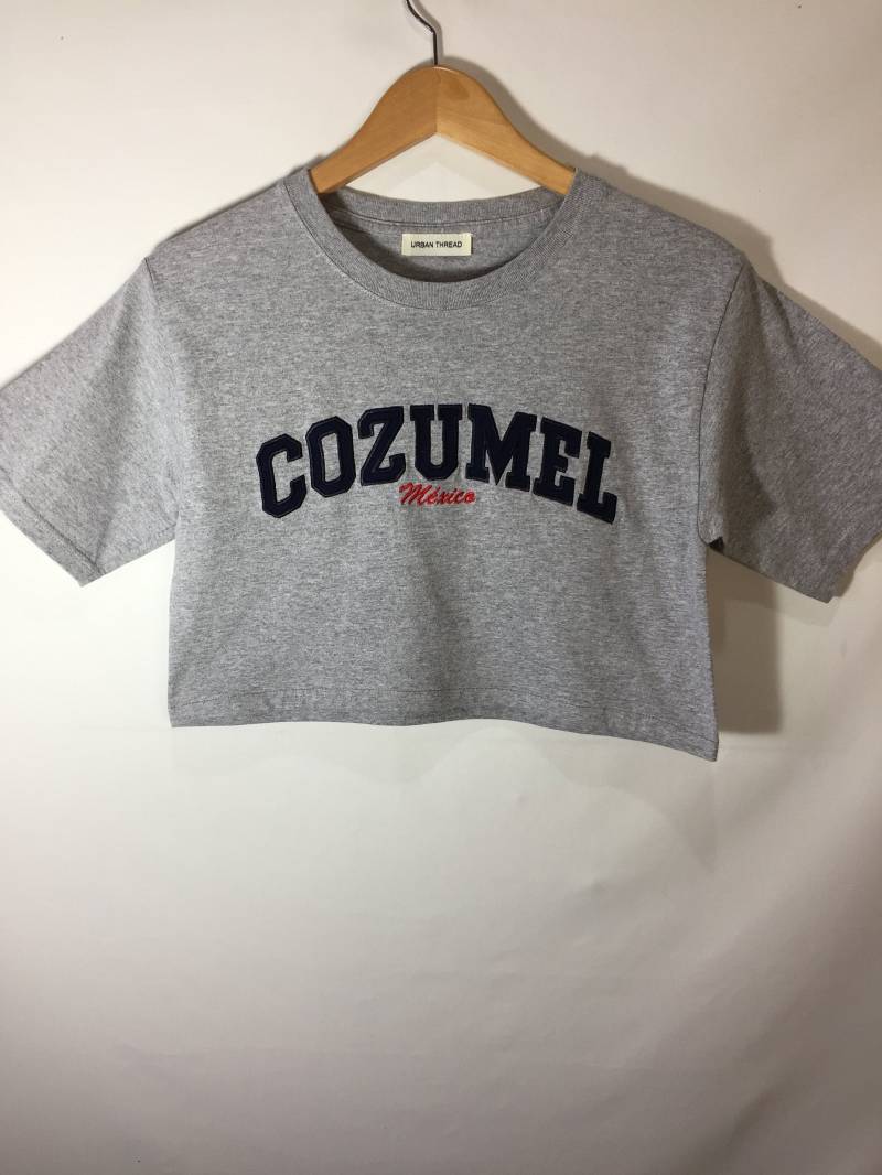 Cozumel Mexiko Stickerei Crop T-Shirt von UrbanThreadProject