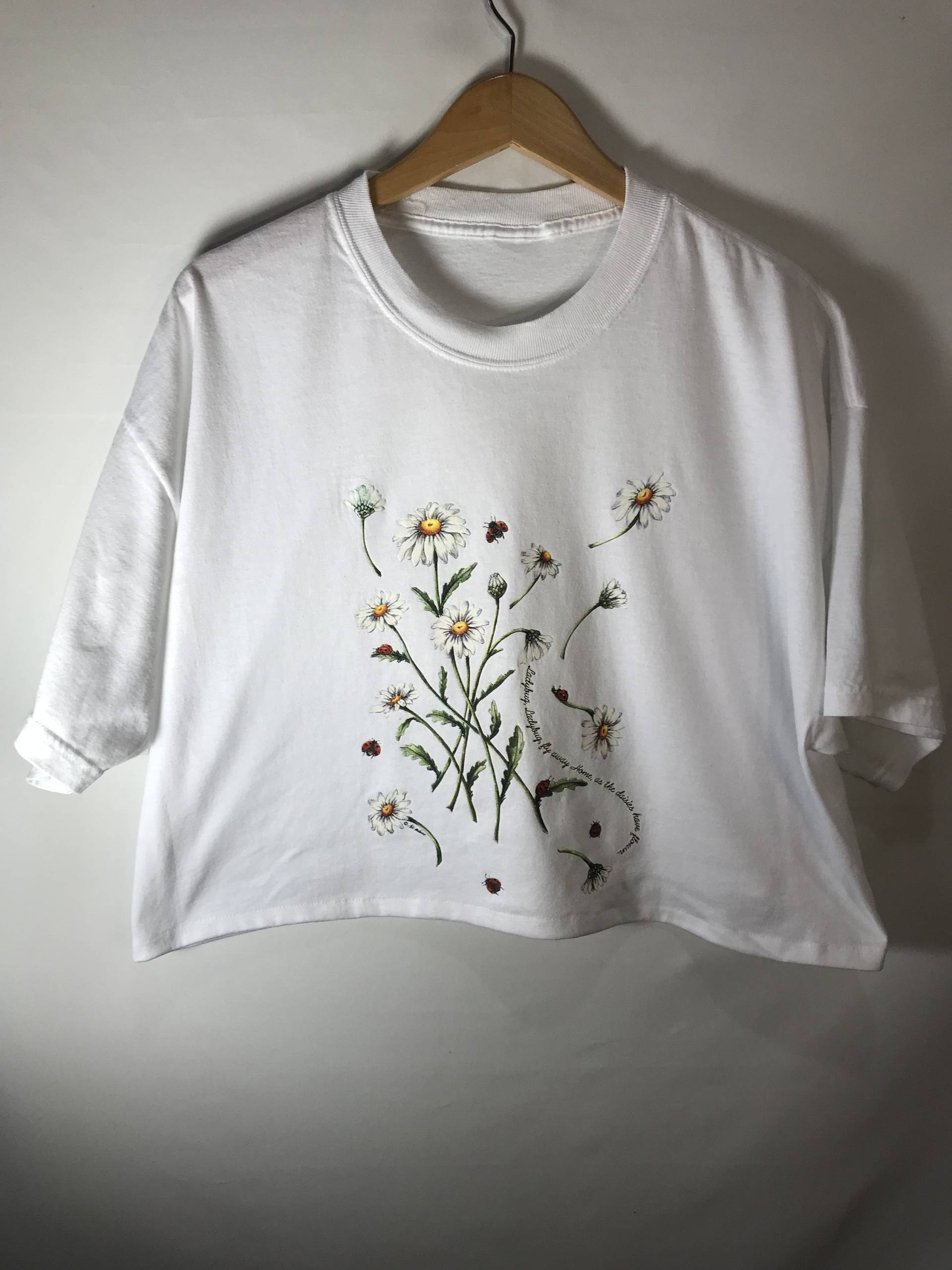 Gänseblümchen Marienkäfer Crop T-Shirt von UrbanThreadProject