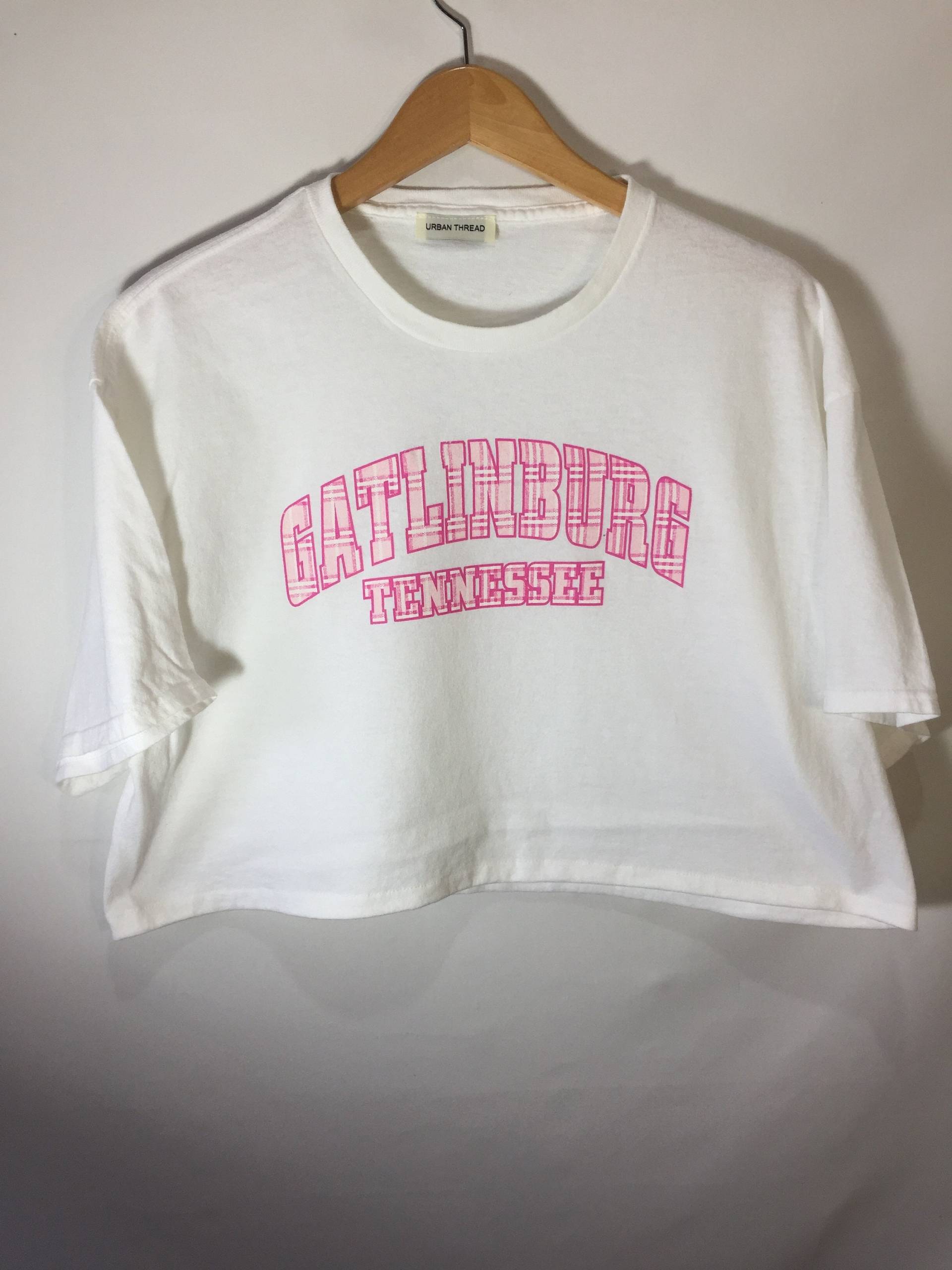 Gatlinburg Tennessee Crop T-Shirt von UrbanThreadProject