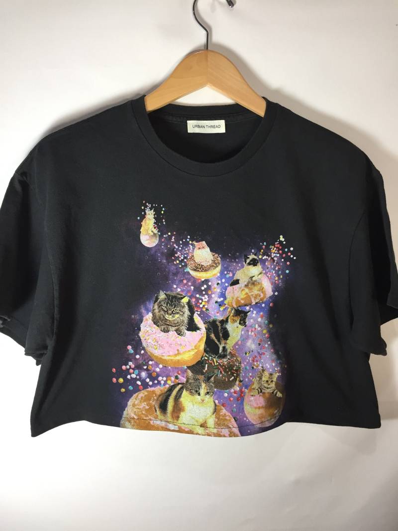 Große Katzen Im Fliegenden Donuts Cropped T-Shirt von UrbanThreadProject
