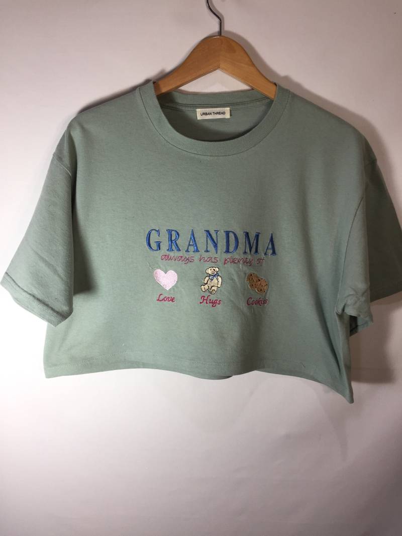 Große Oma Hat Immer Viel Von... Beschnittenes T-Shirt von UrbanThreadProject