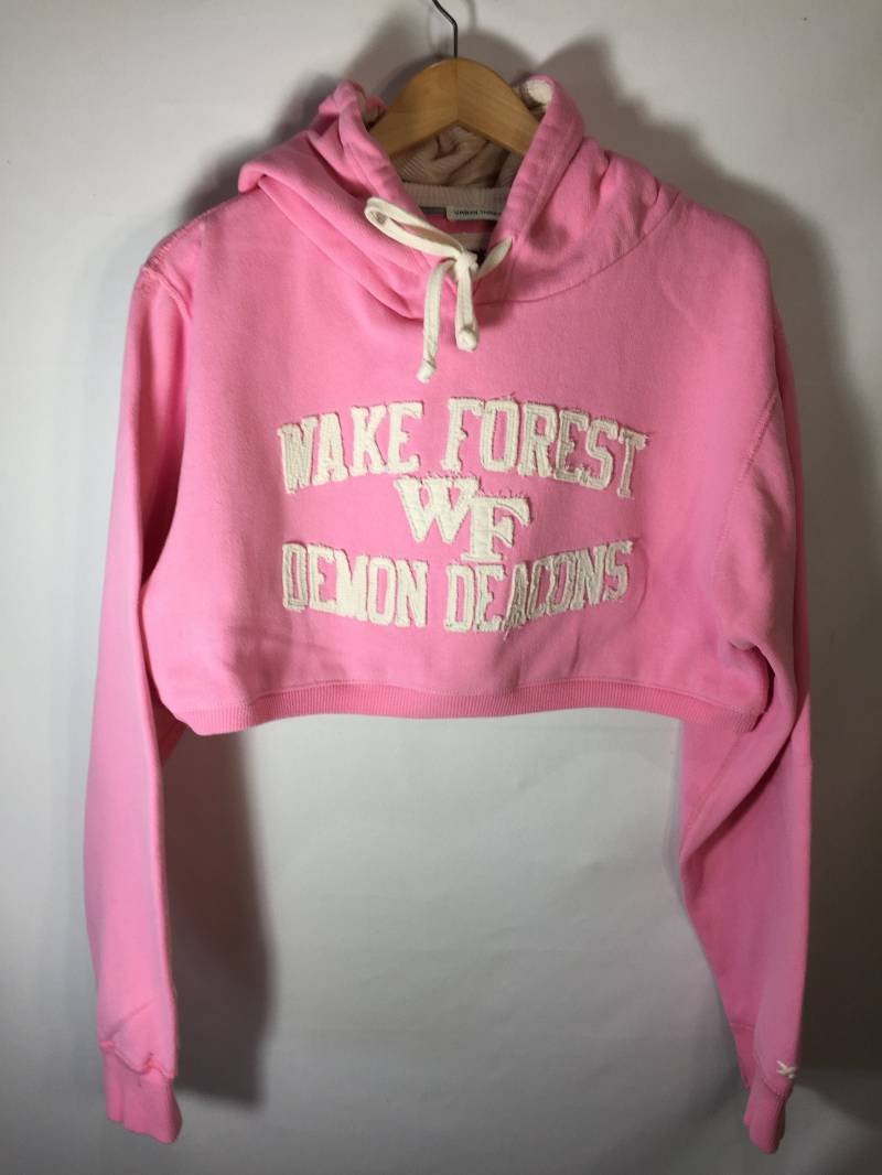 Großer Wake Forest Demon Deacons Cropped Hoodie von UrbanThreadProject