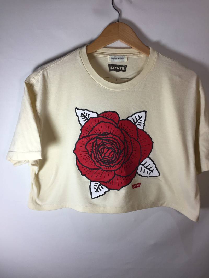 Großes Levi Es Flower Cropped T-Shirt von UrbanThreadProject