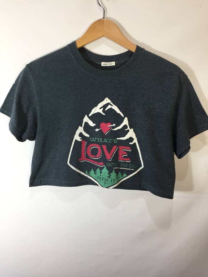Was Liebe Hat Damit Zu Tun Crop T-Shirt von UrbanThreadProject