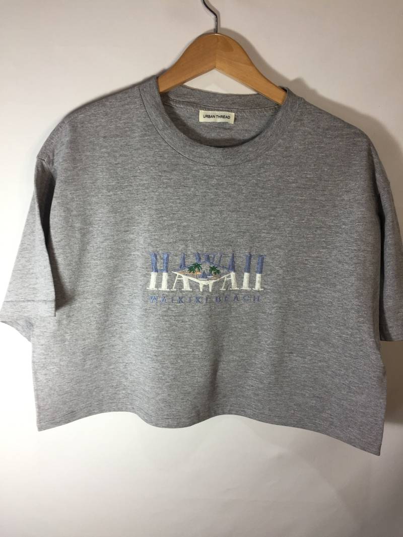 x-Large Bestickt Waikiki Beach Hawaii Cropped T-Shirt von UrbanThreadProject