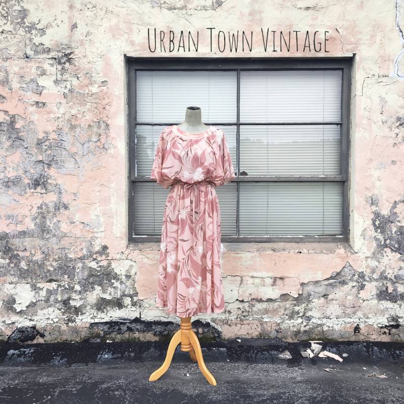 Jahrgang 1970 Staubige Rose Blumen Fledermaus Flügel Schiere Kleid | Größe Small/Medium von UrbanTownVintage