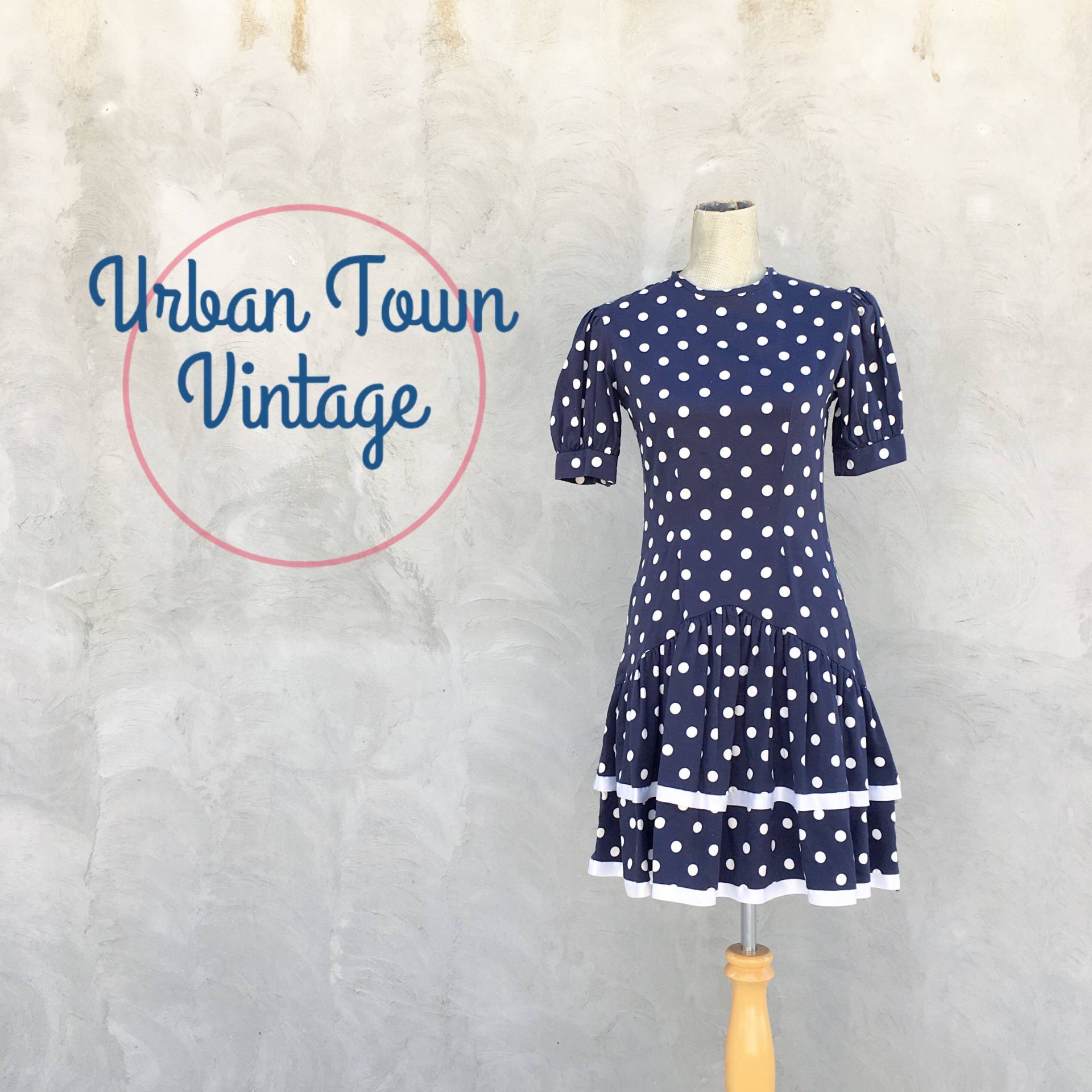 Vintage 1990Er Jahren Navy Blau Polka Dot Tier Rüschenkleid Mini | Größe Small/Größe 4 Bis 6 von UrbanTownVintage
