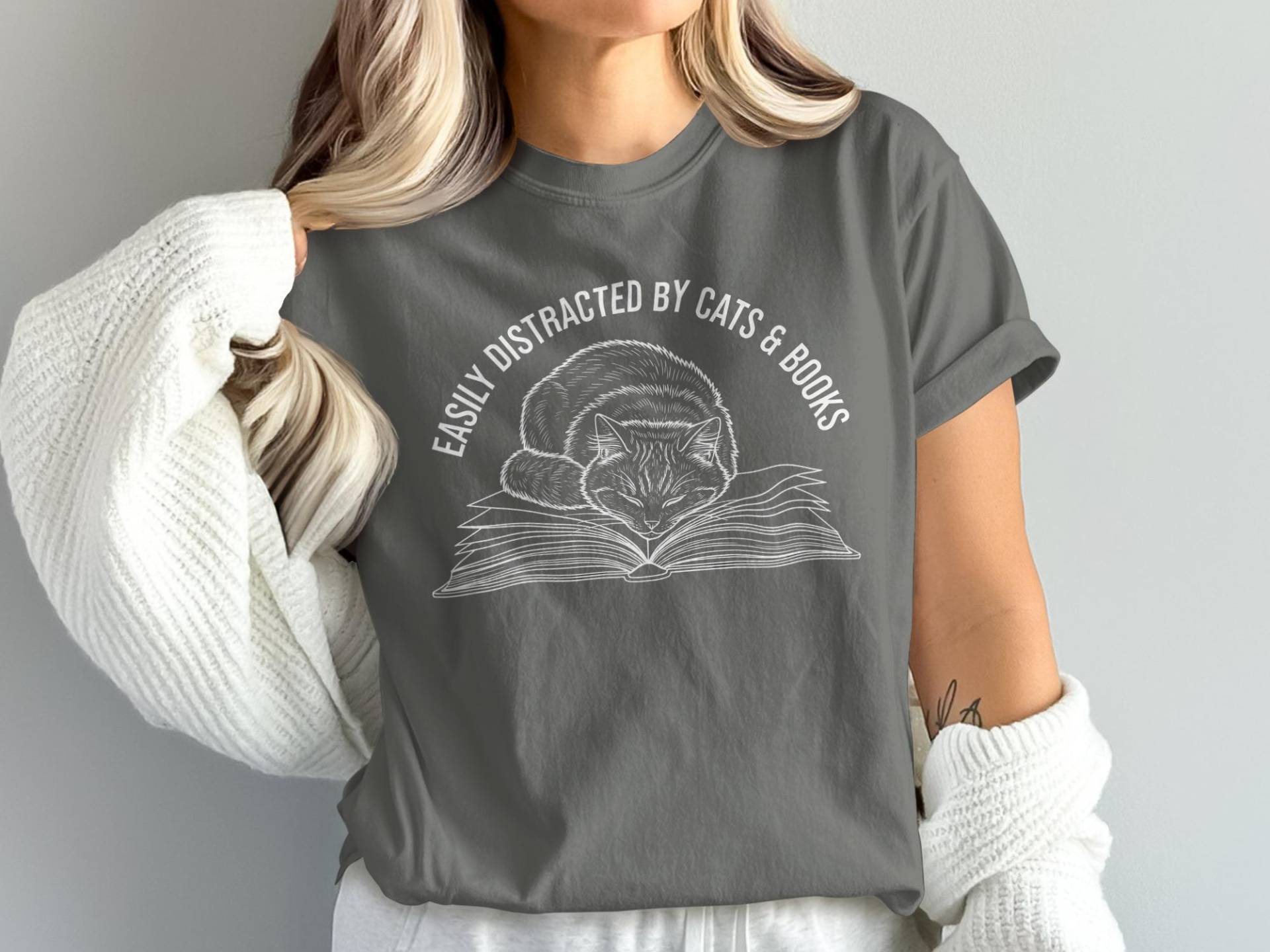 Leicht Abgelenkt Von Katzen & Bücher Shirt, Lustiges Buch Liebhaber T-Shirt, Süßes Lese Geschenk von UrbanTreasureTees
