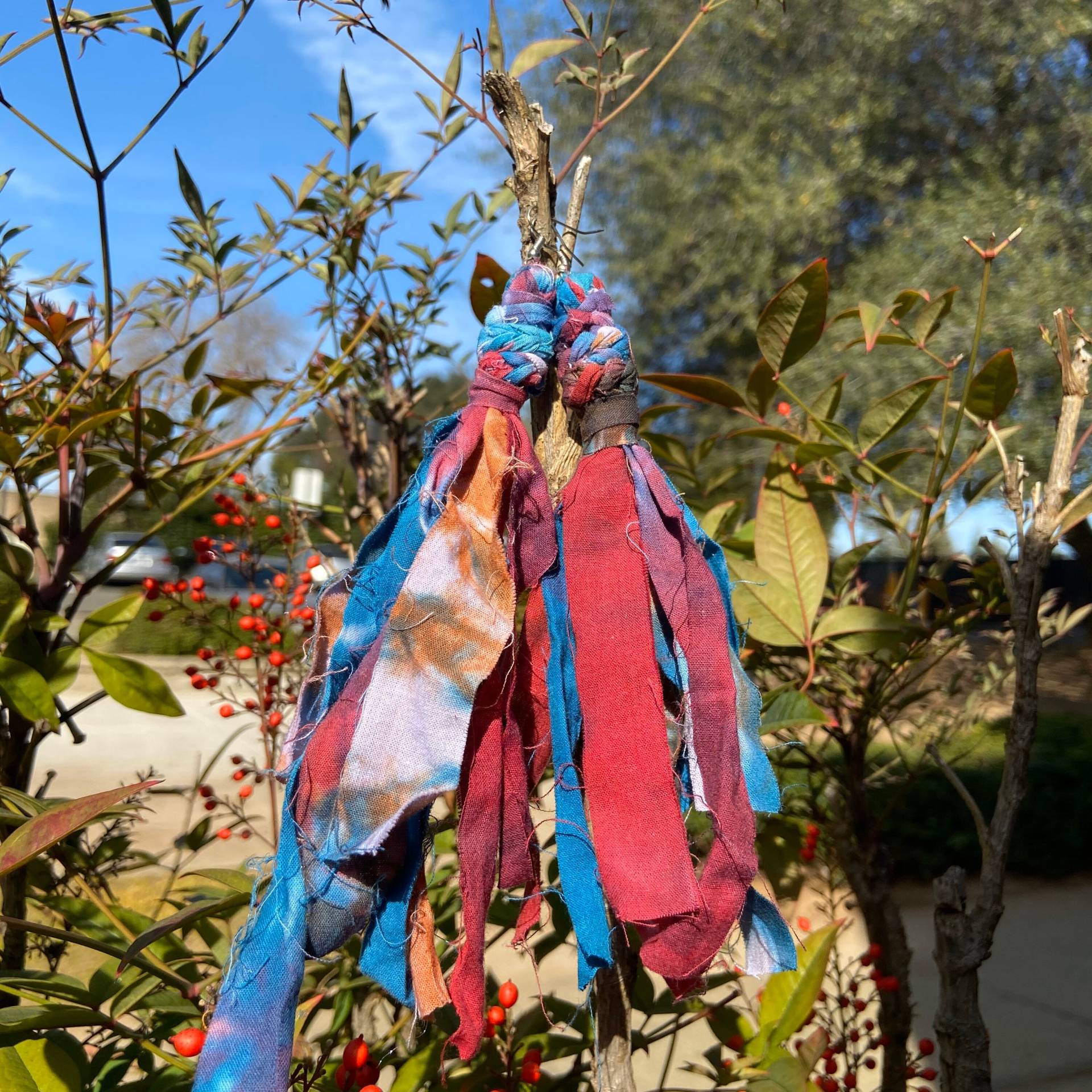 Tie Dye Boho Quaste Ohrringe Rosa Blau Tie Dye Boho Quaste Ohrringe Rosa Blau von UrbanVibeChic