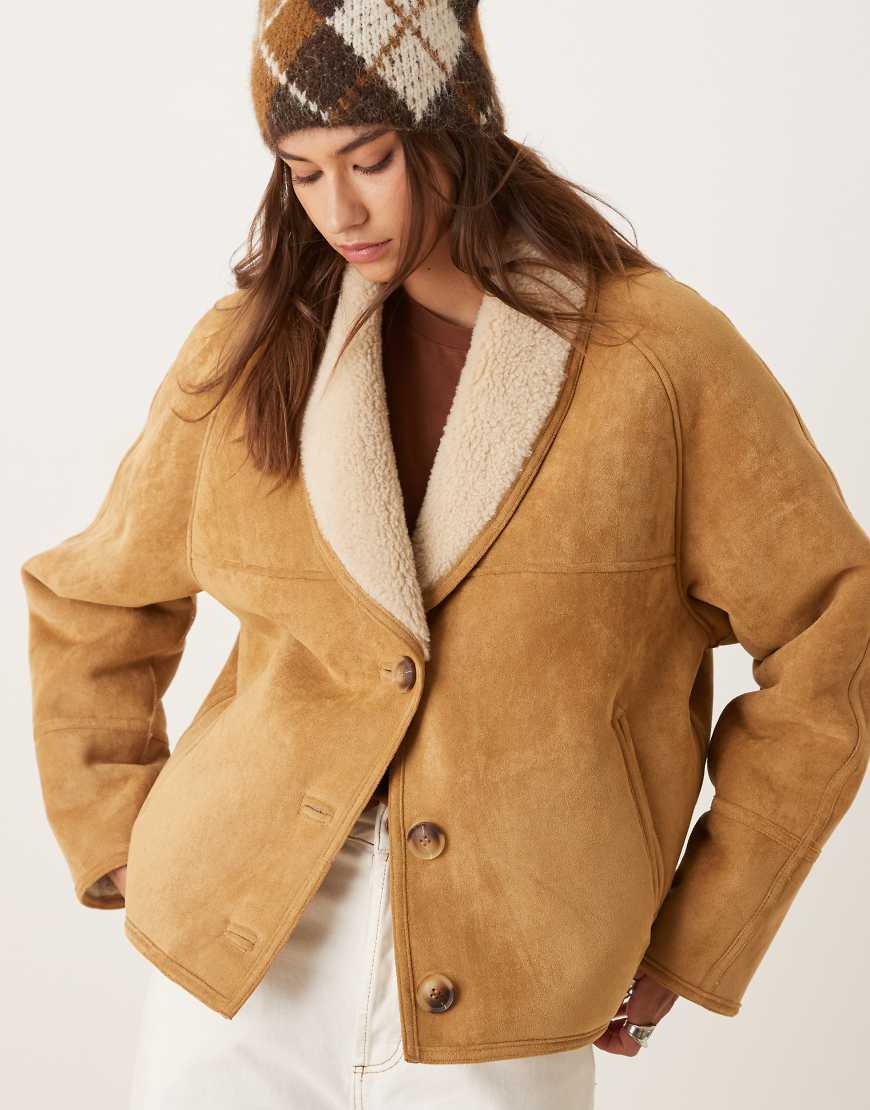 Urbancode - Cropped-Jacke aus Lammfellimitat in Kamelbraun-Neutral Urbancode - Cropped-Jacke aus Lammfellimitat in Kamelbraun-Neutral von Urbancode